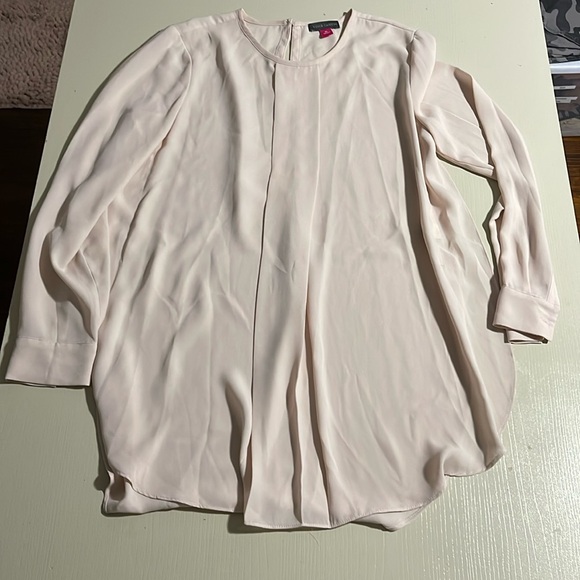 Vince Camuto Tops - Vince Camuto Cream Flowy Top- Size XS